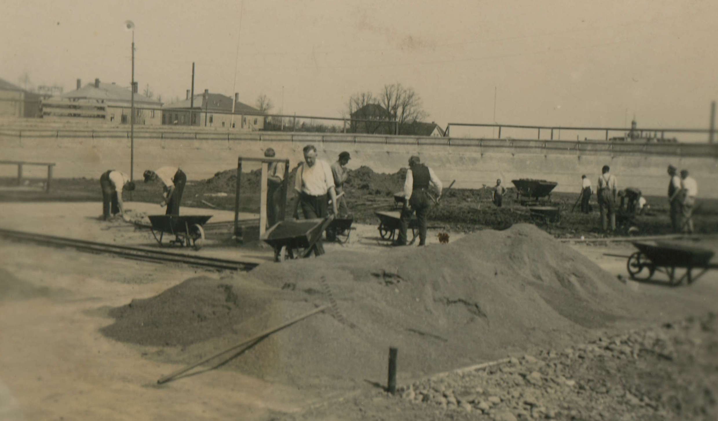 Bild vergrößern: Fotografie, Motiv: Bau der Rollschuhbahn innerhalb der Radrennbahn, 1927, Fotograf: unbekannt