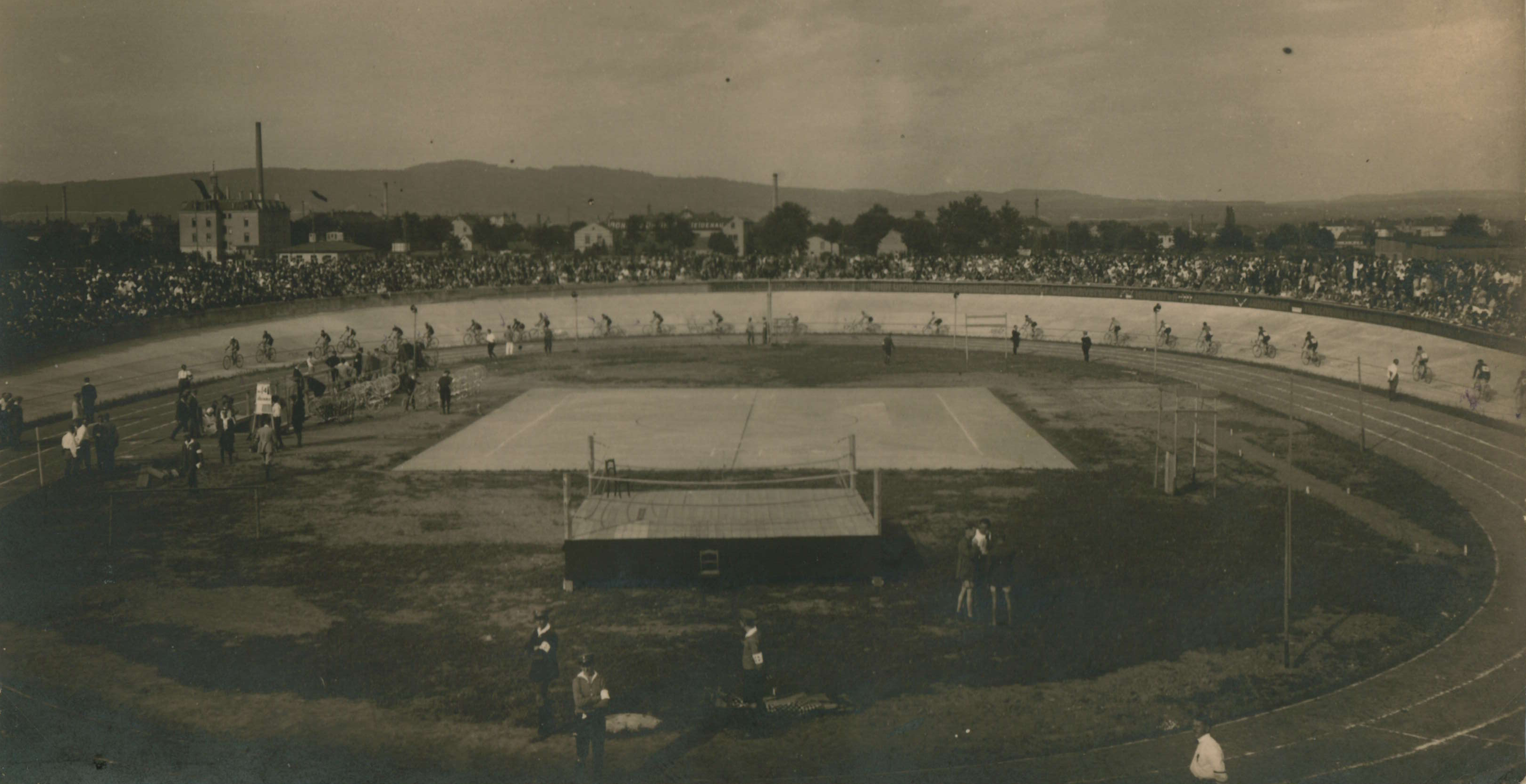 Bild vergrößern: Fotografie, Motiv: Einweihung der Radrennbahn, 1927, Fotograf: unbekannt