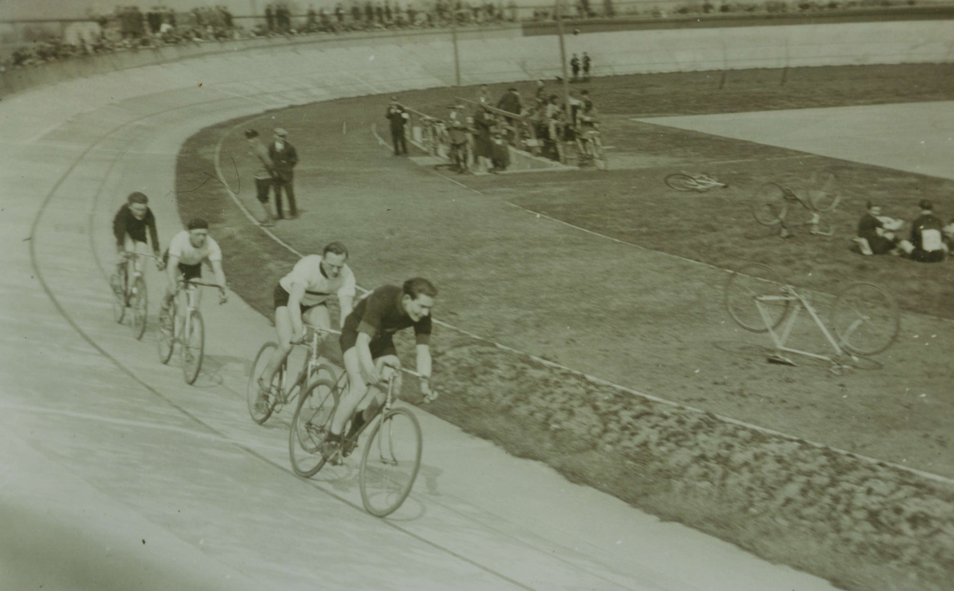 Bild vergrößern: Fotografie, Motiv: Rennen auf der Radrennbahn, wohl 1927, Fotograf: unbekannt
