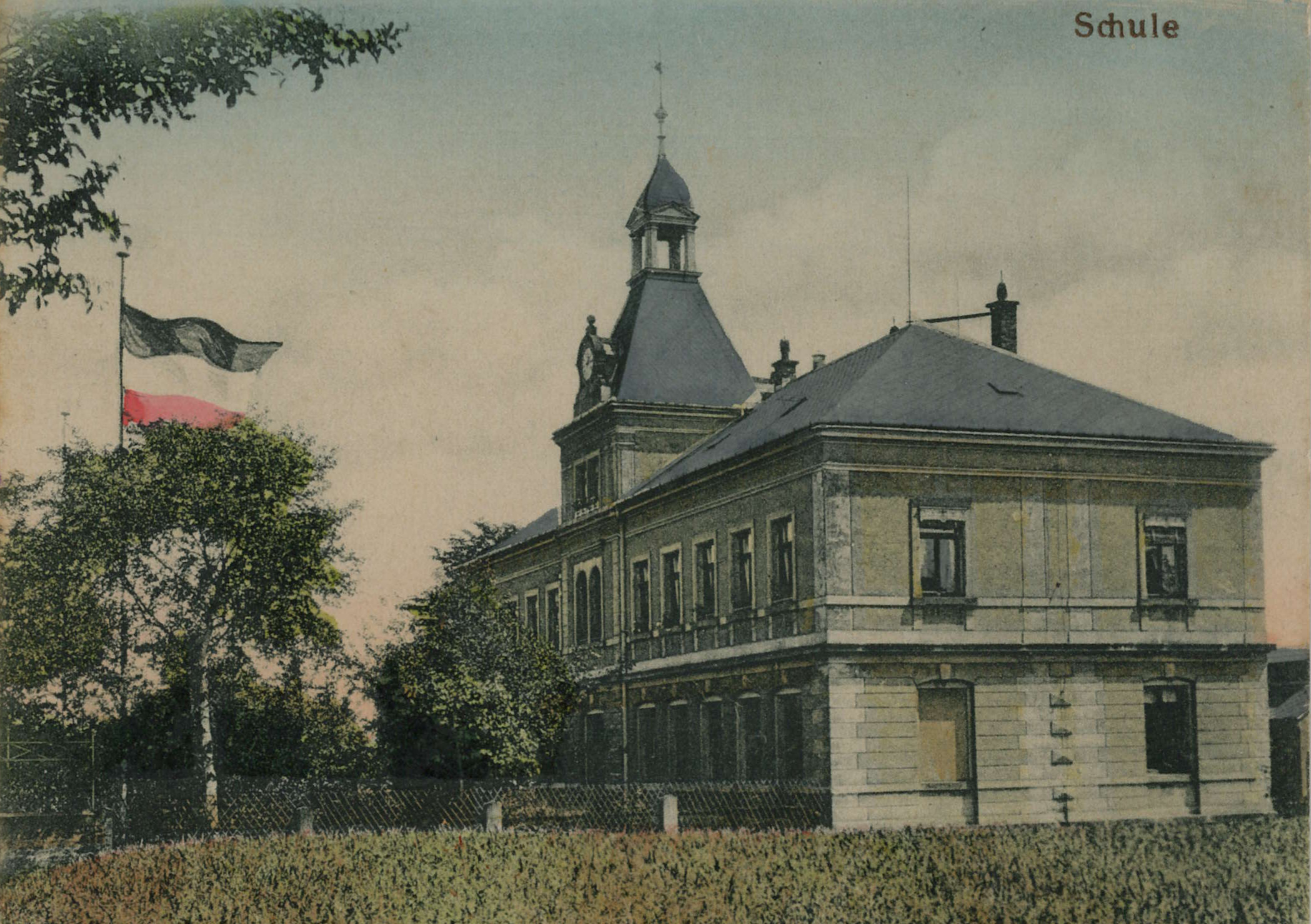 Bild vergrößern: Kolorierte Bildseite einer Ansichtskarte, Motiv: Schule in Gommern (später Ludwig-Richter-Schule), ca. 1910/15, Fotograf: unbekannt