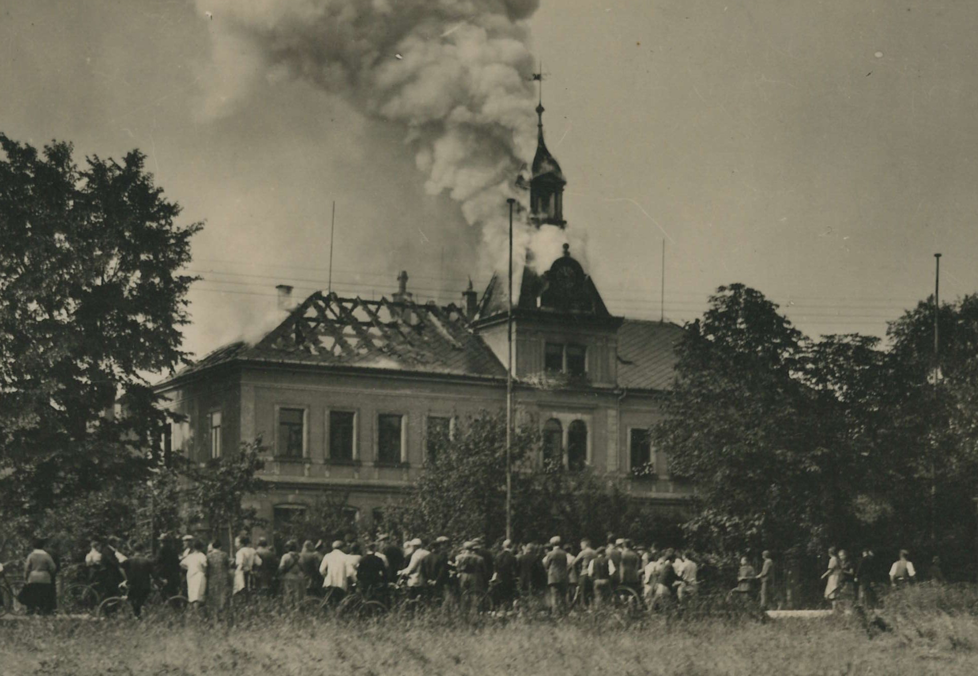 Bild vergrößern: Fotografie, Motiv: brennende Ludwig-Richter-Schule, 1926, Fotograf: unbekannt