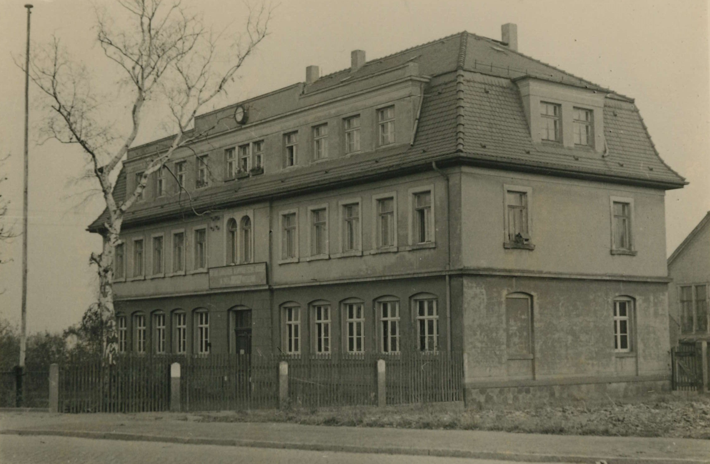 Bild vergrößern: Fotografie, Motiv: Ludwig-Richter-Schule, ca. 1950/55, Fotograf: unbekannt