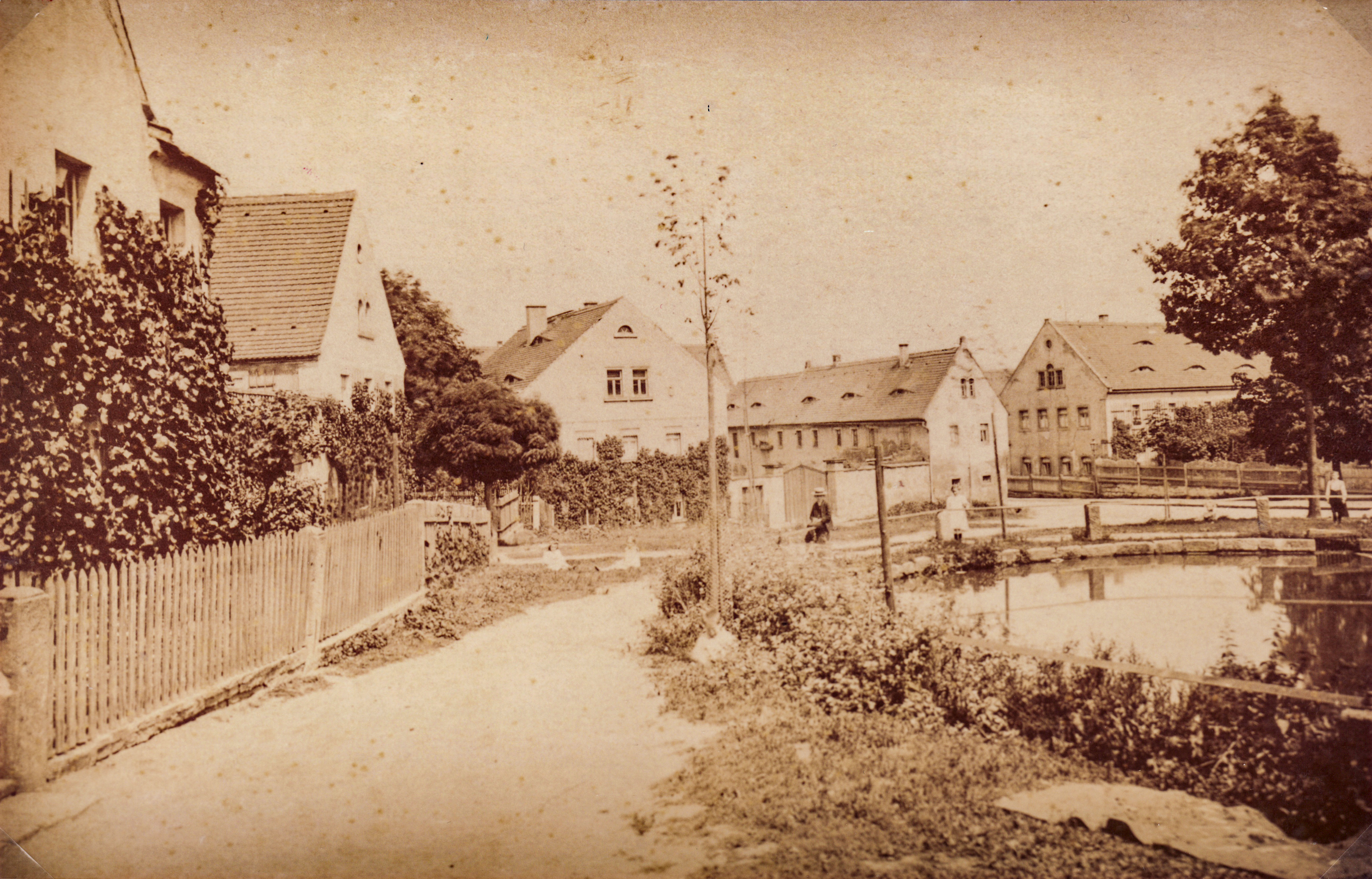 Bild vergrößern: Fotografie, Motiv: Dorfplatz in nordöstliche Richtung, ca. 1920/25, Fotograf: unbekannt