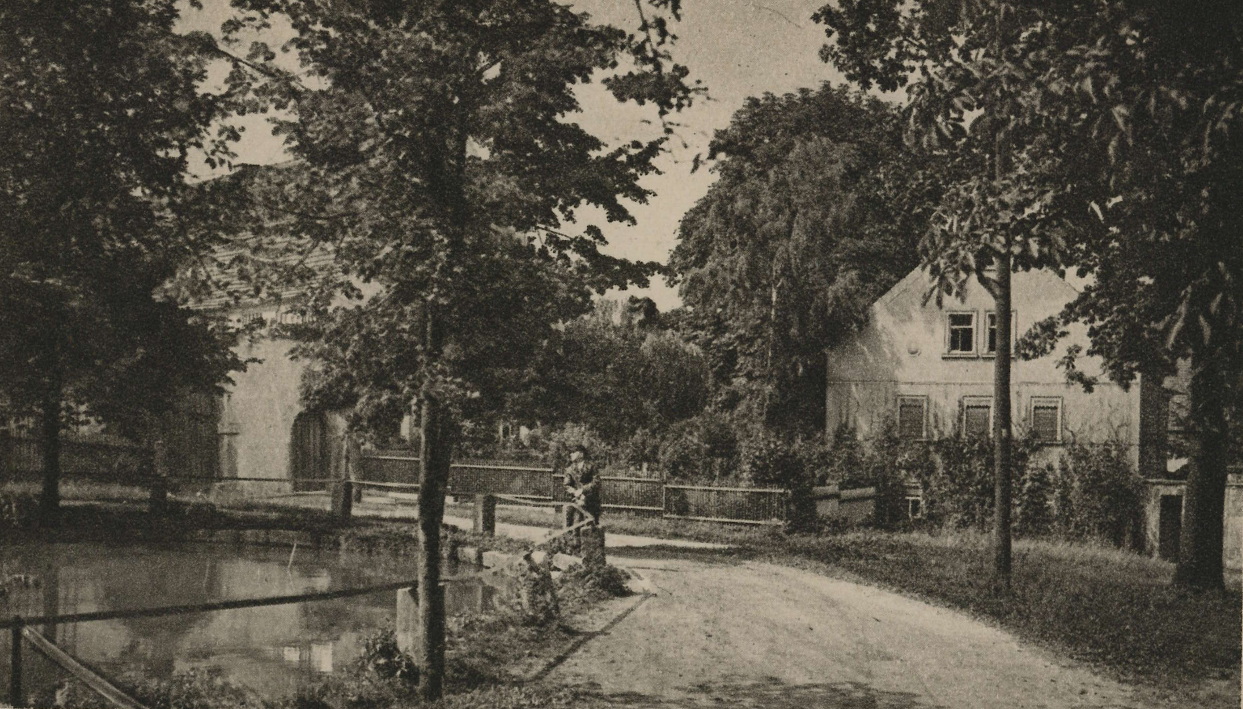Bild vergrößern: Bildseite einer Ansichtskarte, Motiv: Dorfplatz in nordwestliche Richtung, ca. 1925/30, Fotograf: unbekannt