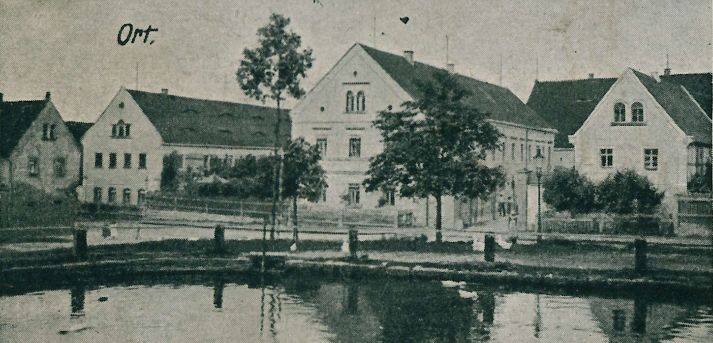 Bild vergrößern: Detail der Bildseite einer Ansichtskarte, Motiv: Dorfplatz in nordöstliche Richtung, um 1901, Fotograf: unbekannt