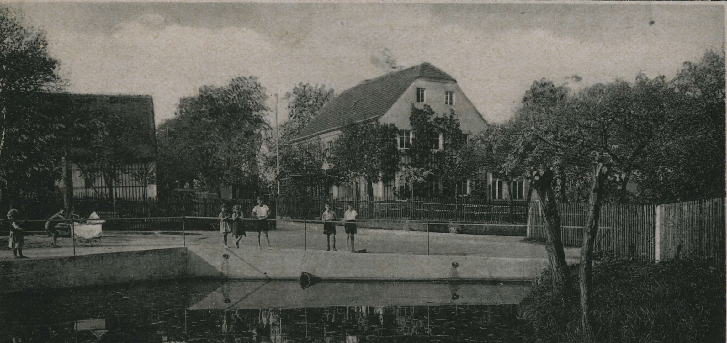 Bild vergrößern: Detail der Bildseite einer Ansichtskarte, Motiv: Blick vom Wölkauer Dorfteich in nordöstliche Richtung, ca. 1925/30, Fotograf: unbekannt