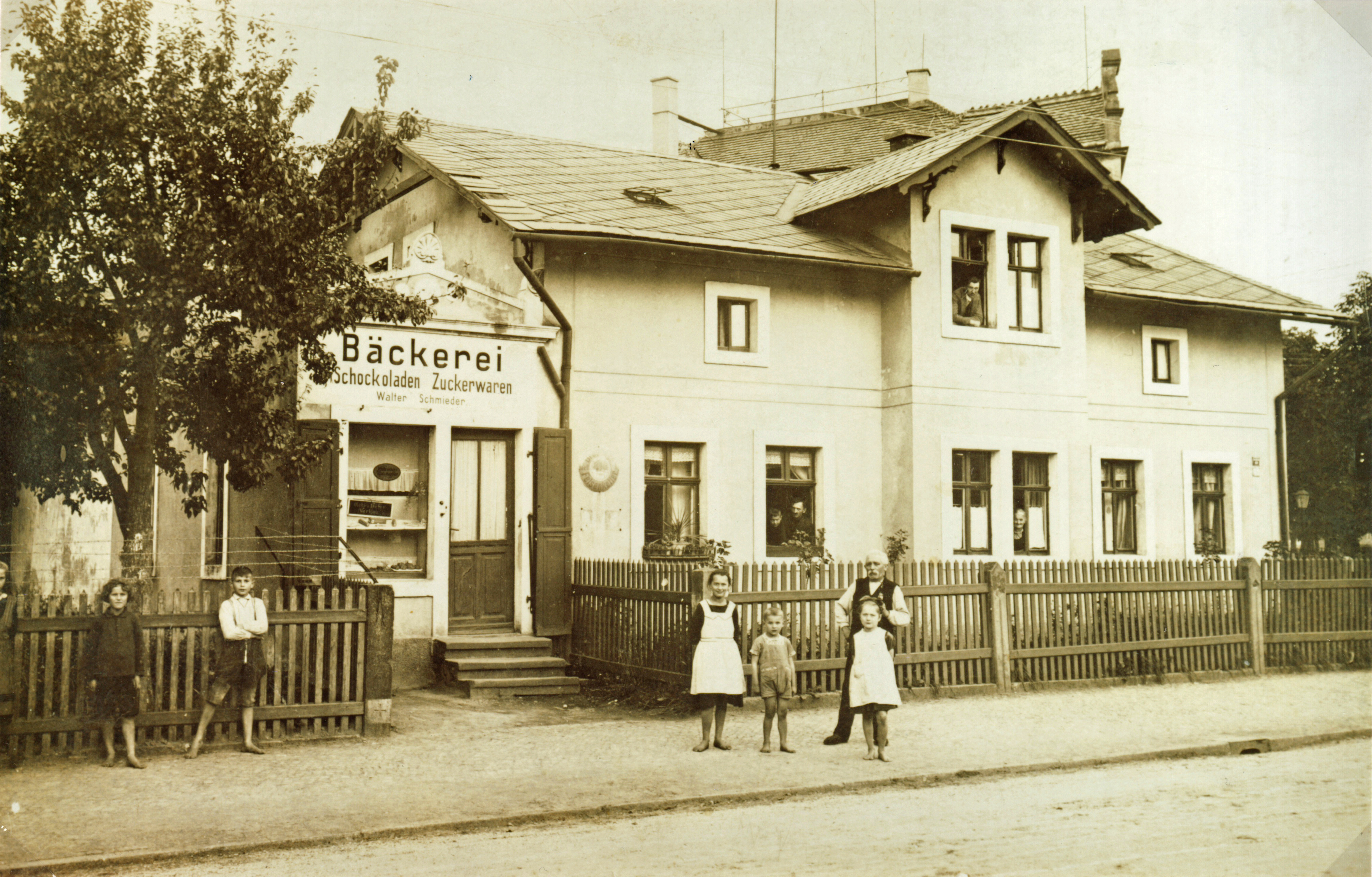 Bild vergrößern: Fotografie, Motiv: Gebäude auf der Königstraße (heute August-Bebel-Straße 17), ca. 1920/25, Fotograf: unbekannt