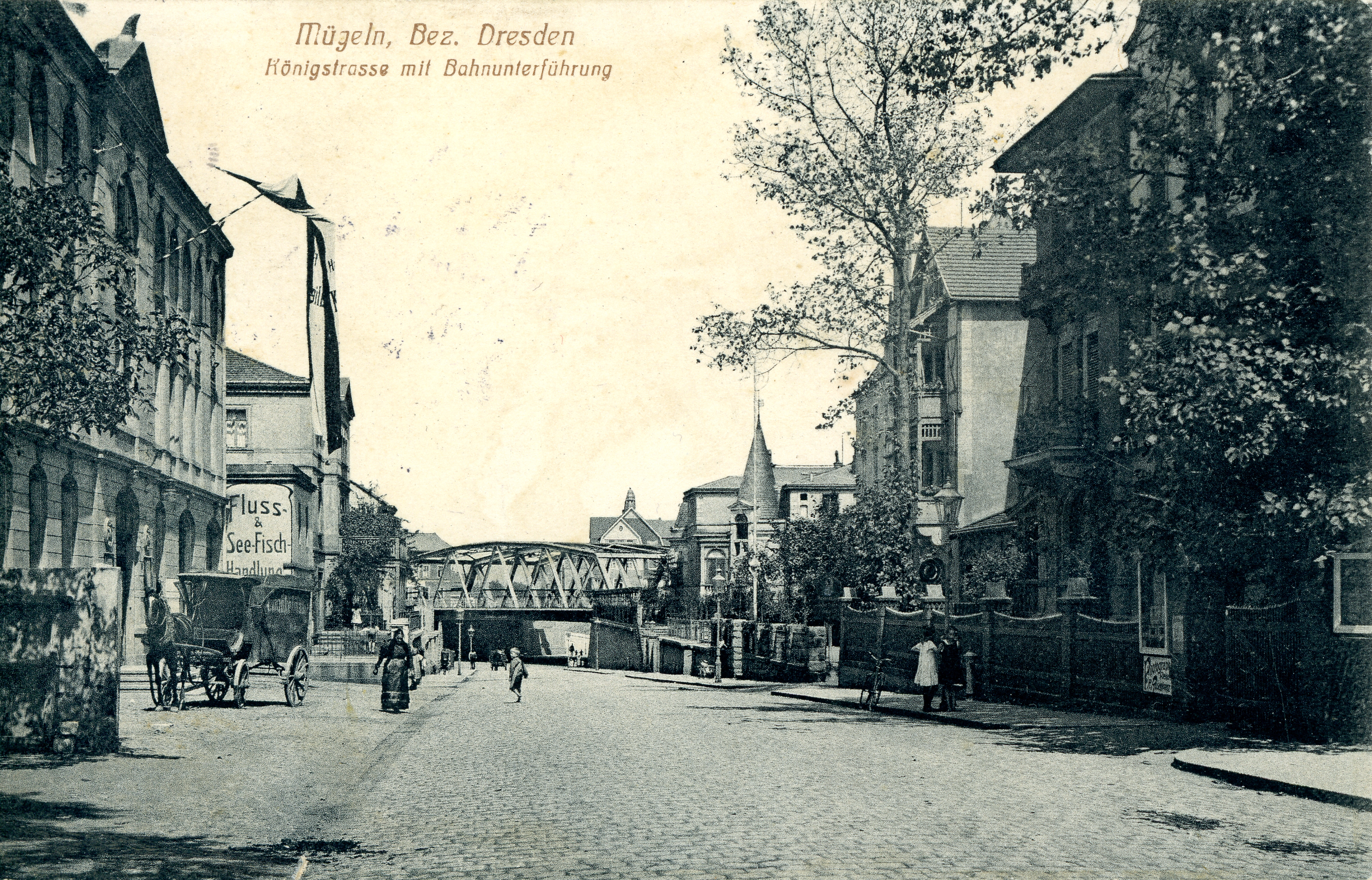 Bild vergrößern: Bildseite einer Ansichtskarte, Motiv: Königstraße (heute August-Bebel-Straße) im Bereich vor der Eisenbahnbrücke, um 1911, Fotograf: unbekannt