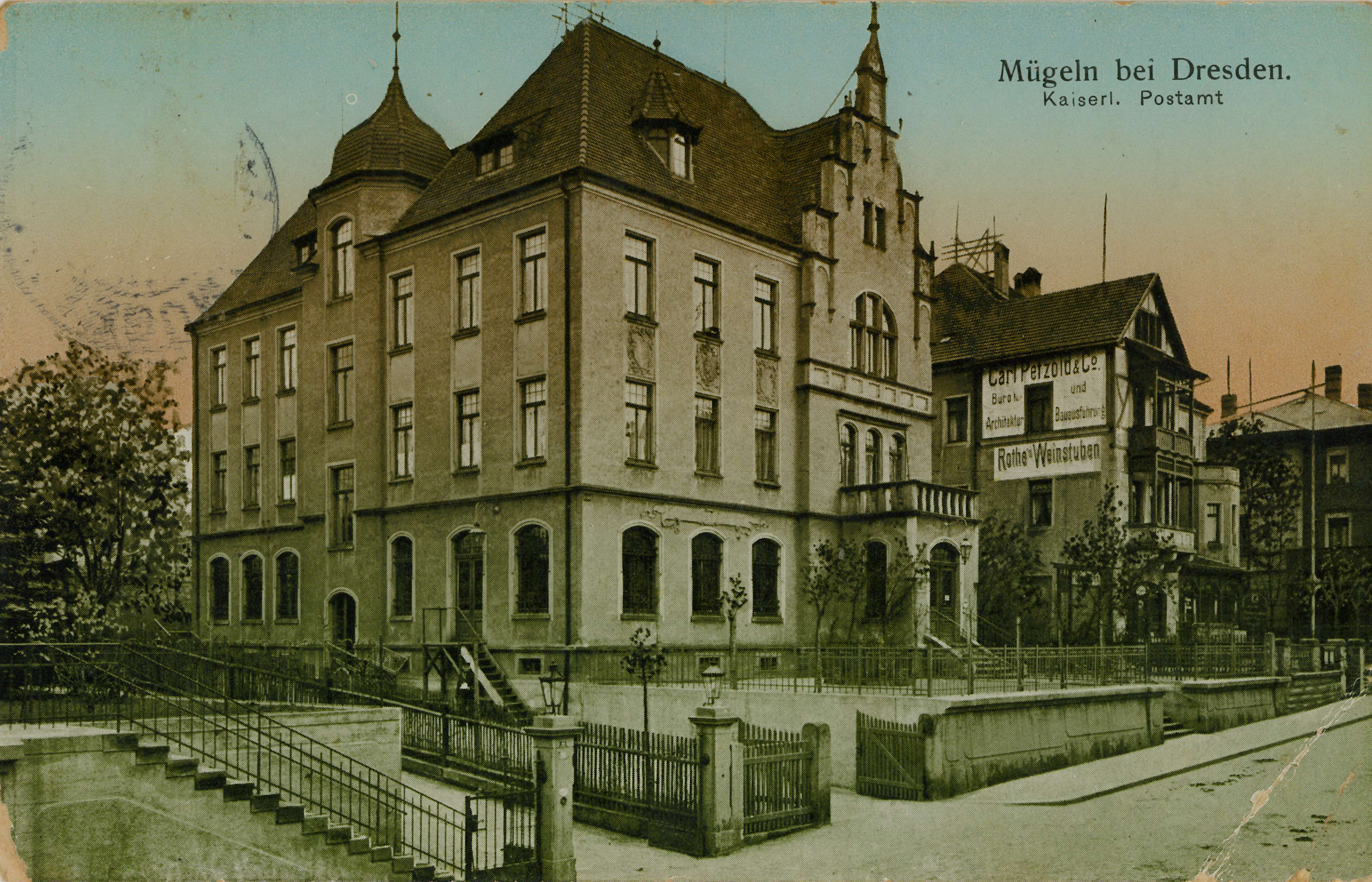 Bild vergrößern: Kolorierte Bildseite einer Ansichtskarte, Motiv: Mügelner Postamt, um 1910, Fotograf: unbekannt
