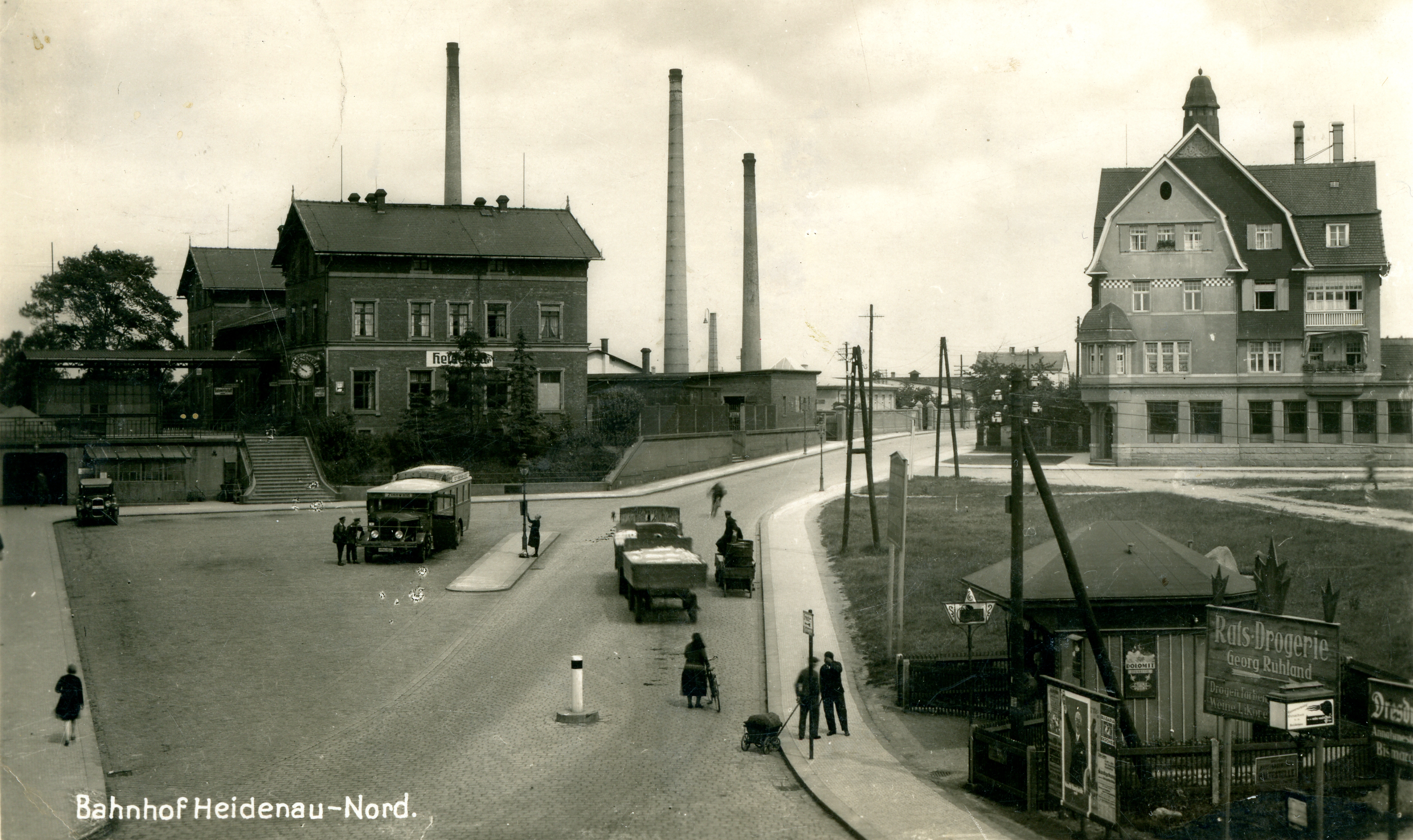 Bild vergrößern: Bildseite einer Ansichtskarte, Motiv: Vorplatz des Bahnhofs Heidenau-Nord, um 1930, Fotograf: unbekannt