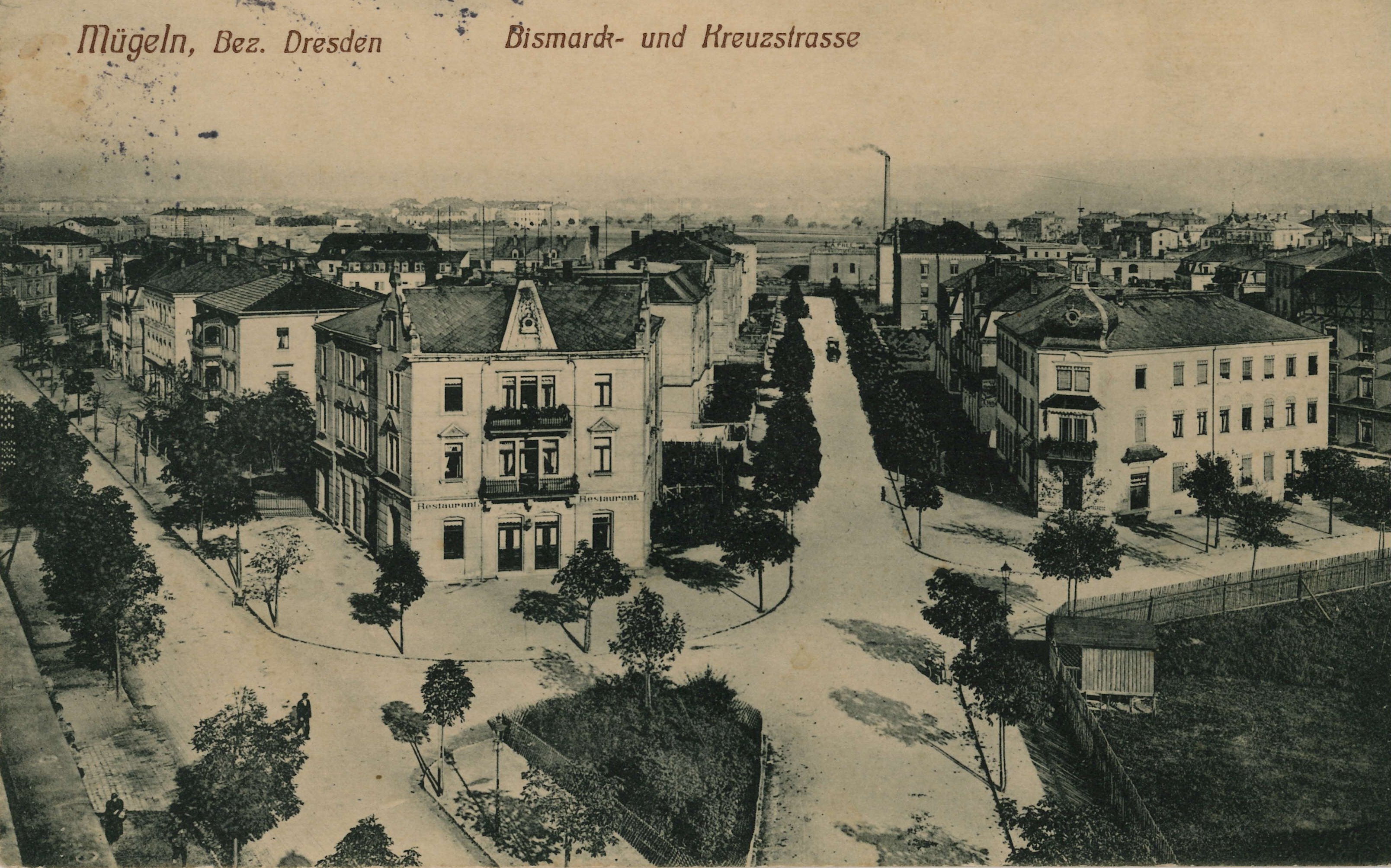 Bild vergrößern: Bildseite einer Ansichtskarte, Motiv: Bismarckstraße (heute Ernst-Thälmann-Straße) und Kreuzstraße (heute Einsteinstraße) in nördliche Richtung, um 1905, Fotograf: unbekannt