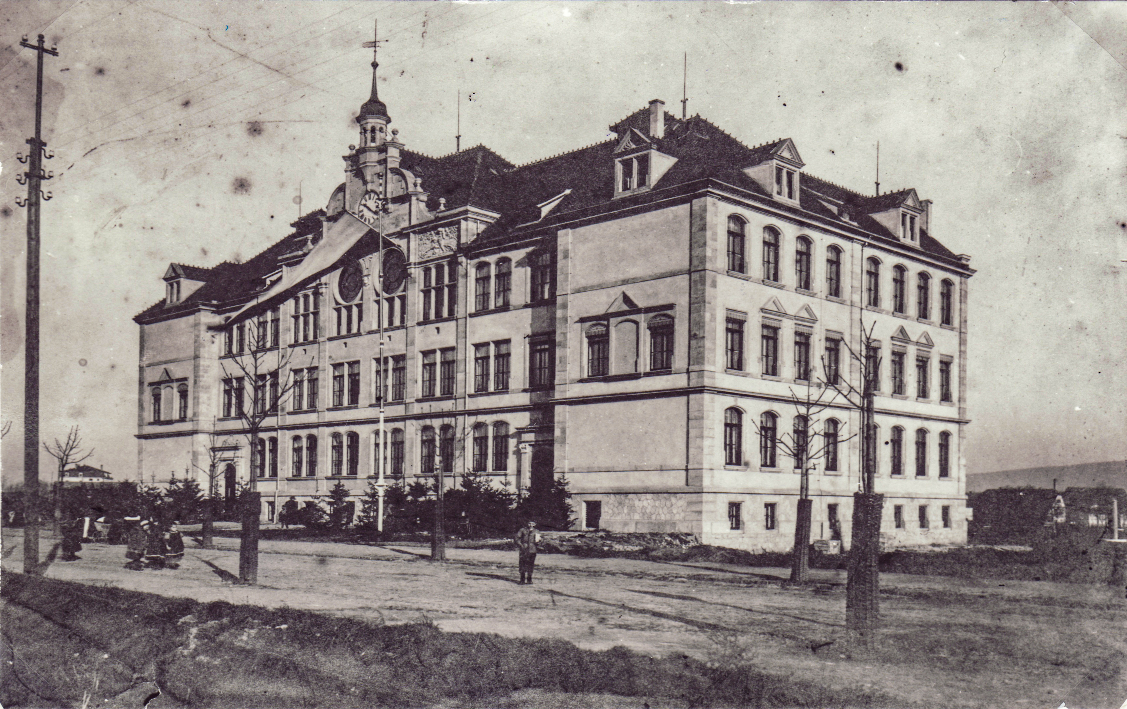 Bild vergrößern: Fotografie, Motiv: Mügelner Schule (heute Oberschule »Johann Wolfgang von Goethe«), ca. 1900/05, Fotograf: unbekannt