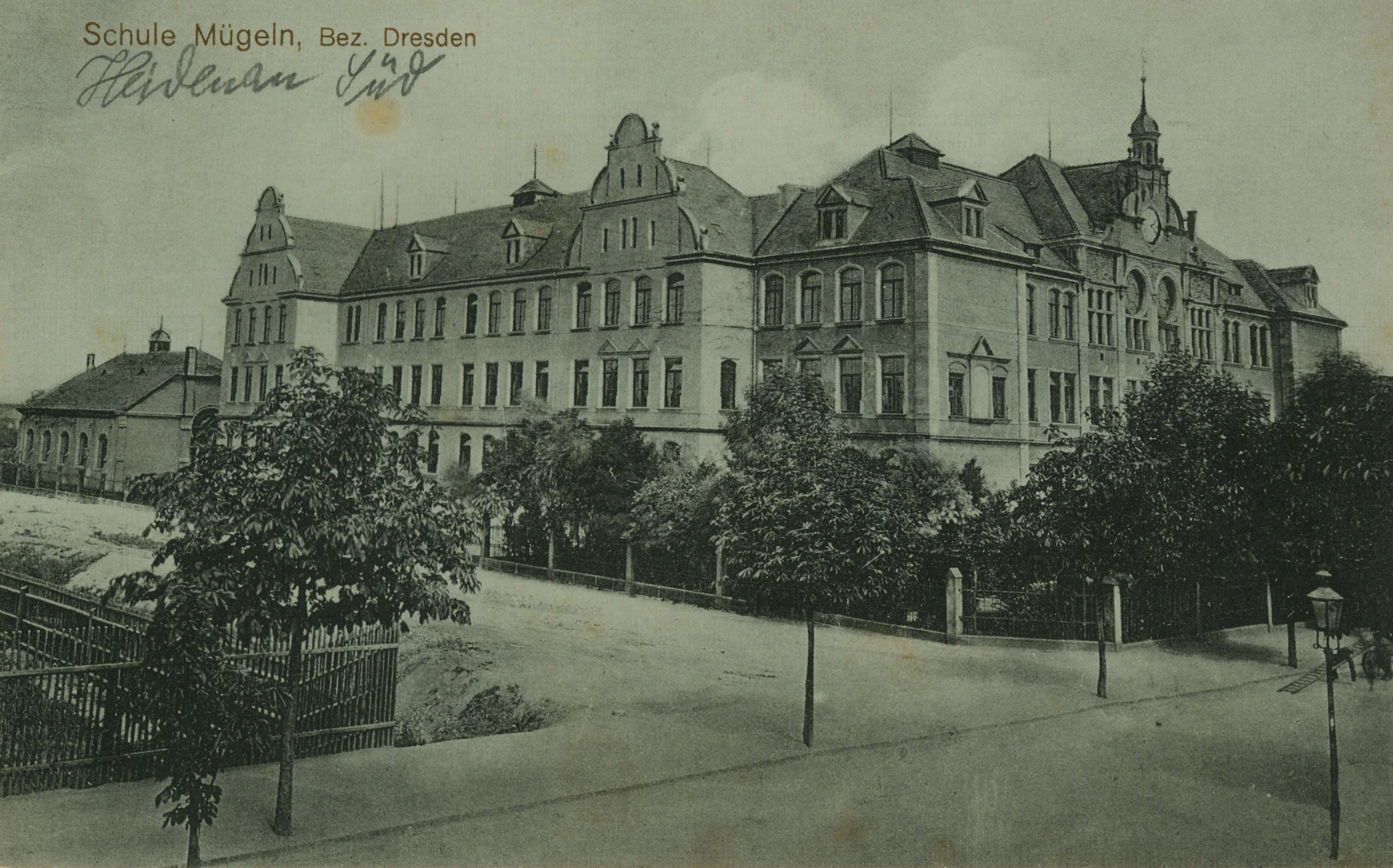 Bild vergrößern: Bildseite einer Ansichtskarte, Motiv: Mügelner Schule (heute Oberschule »Johann Wolfgang von Goethe«), ca. 1905/10, Fotograf: unbekannt