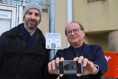 Bild vergrößern: Bürgermeister Jürgen Opritz und Mitarbeiter Mirko Schöder präsentieren den 