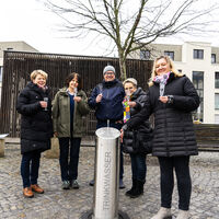 Bild vergrößern: Einweihung des Trinkwasserbrunnens auf dem Marktplatz: Erste Beigeordnete Marion Franz, Katrin Geißler (Stadtteilmanagement Heidenau-Nordost), Bauamtsleiter Holger Berthel, Simone Schöne (Zentrumsmanagement), Katrin Steinke (Bauamt)