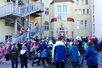 Bild vergrößern: Faschingsumzug der Astrid-Lindgren-Grundschule zum Rathaus