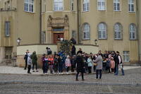 Bild vergrößern: Schmücken des Osterbrunnens am Rathaus                               