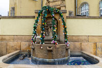 Bild vergrößern: Osterbrunnen am Rathaus