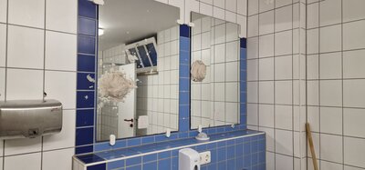 Sachbeschädigung und Zerstörung der öffentlichen Toilette im Stadthaus