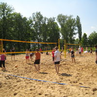 Bild vergrößern: Spielspaß auf den Beachvolleyball Plätzen
